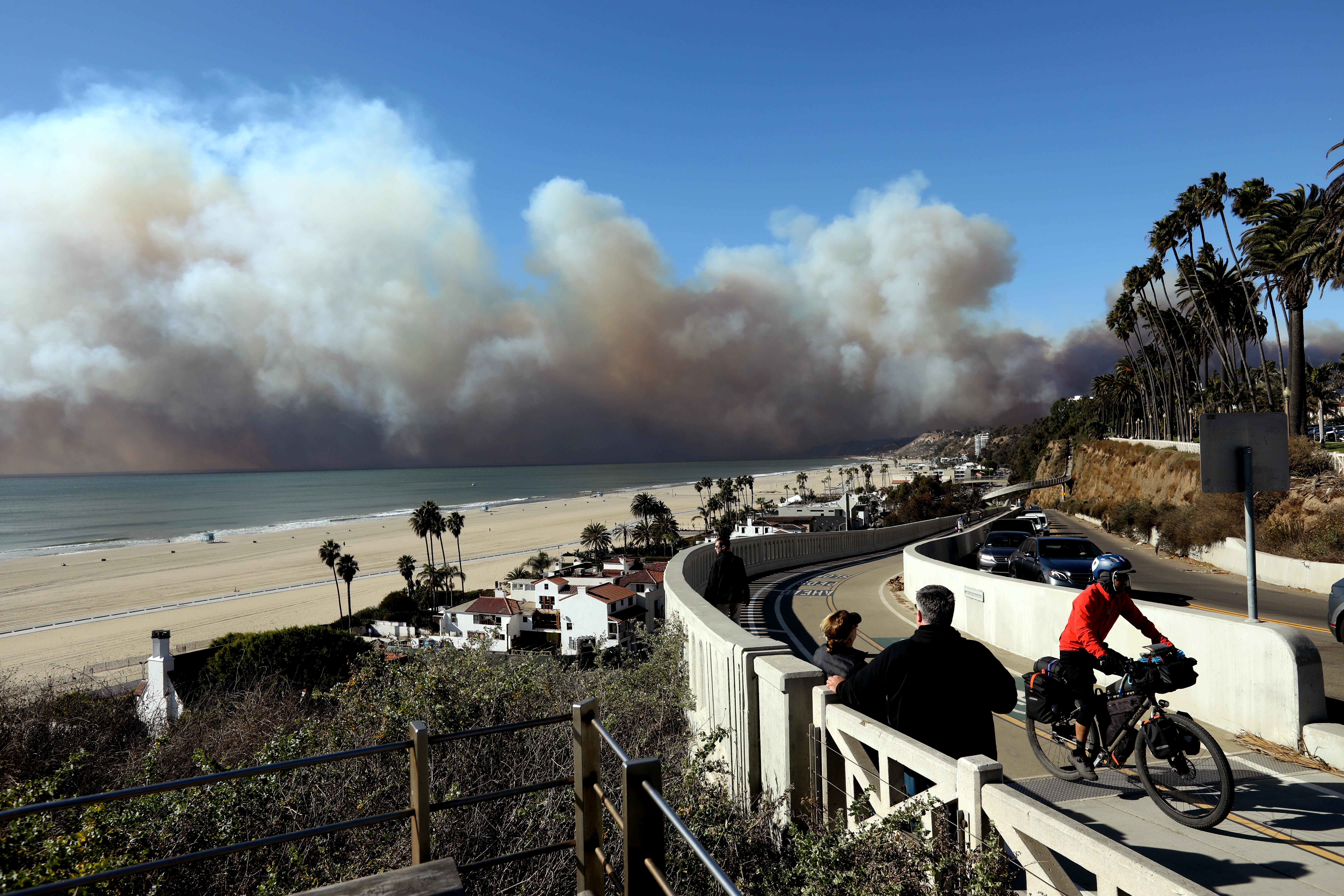 SANTA MONICA, CA – JANUARY 7, 2025 – – People watch the Palisades fire from the California Incline in Santa Monica on January 7, 2025. (Genaro Molina/Los Angeles Times via Getty Images)