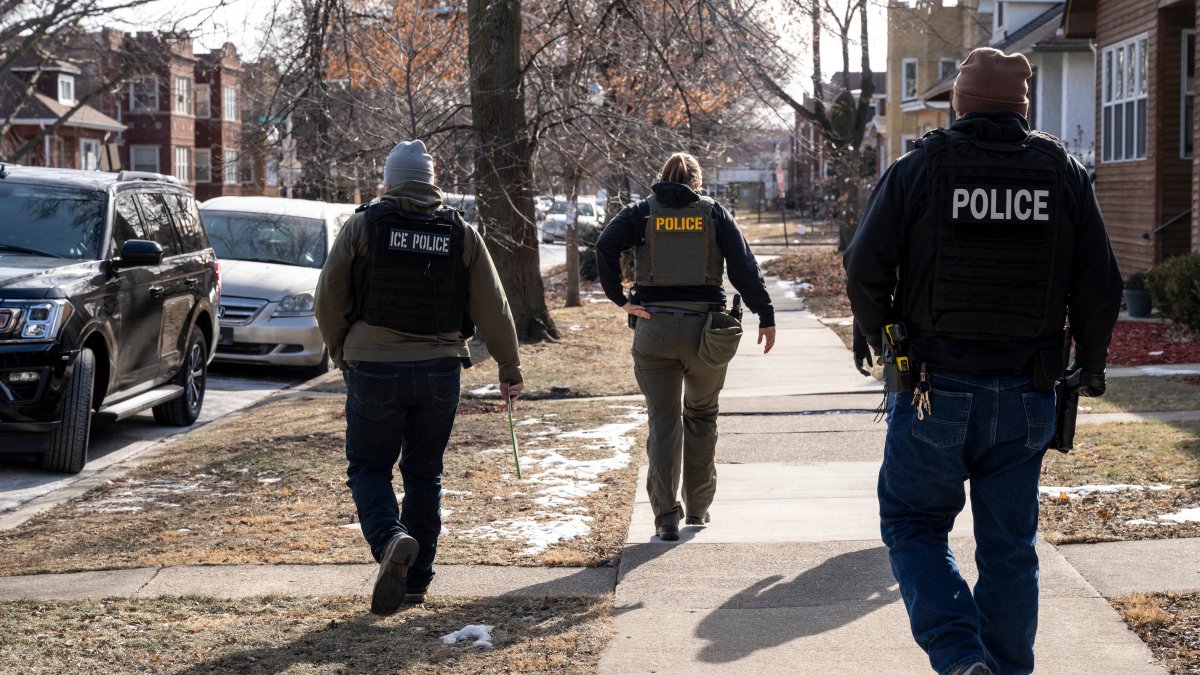 Chicago Mayor Brandon Johnson to hold update on immigration enforcement, ICE in Chicago
