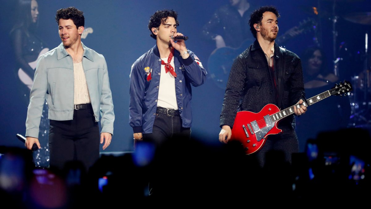 Jonas Brothers announce Wrigley Field concert as part of 20-year celebration