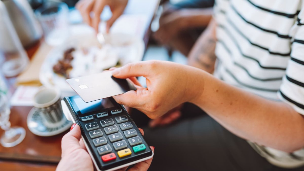 Americans’ average credit card balance hits $6,580, but there are signs ...