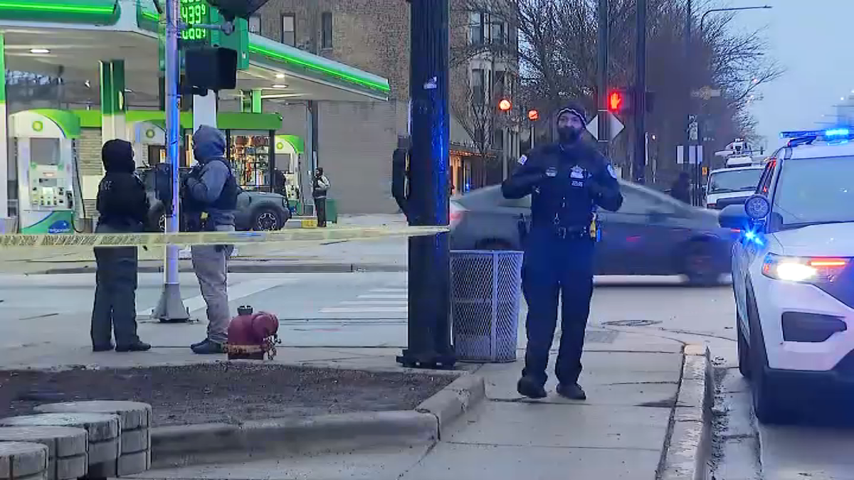 2 teens stabbed during fight in Bronzeville, person in custody: Chicago police