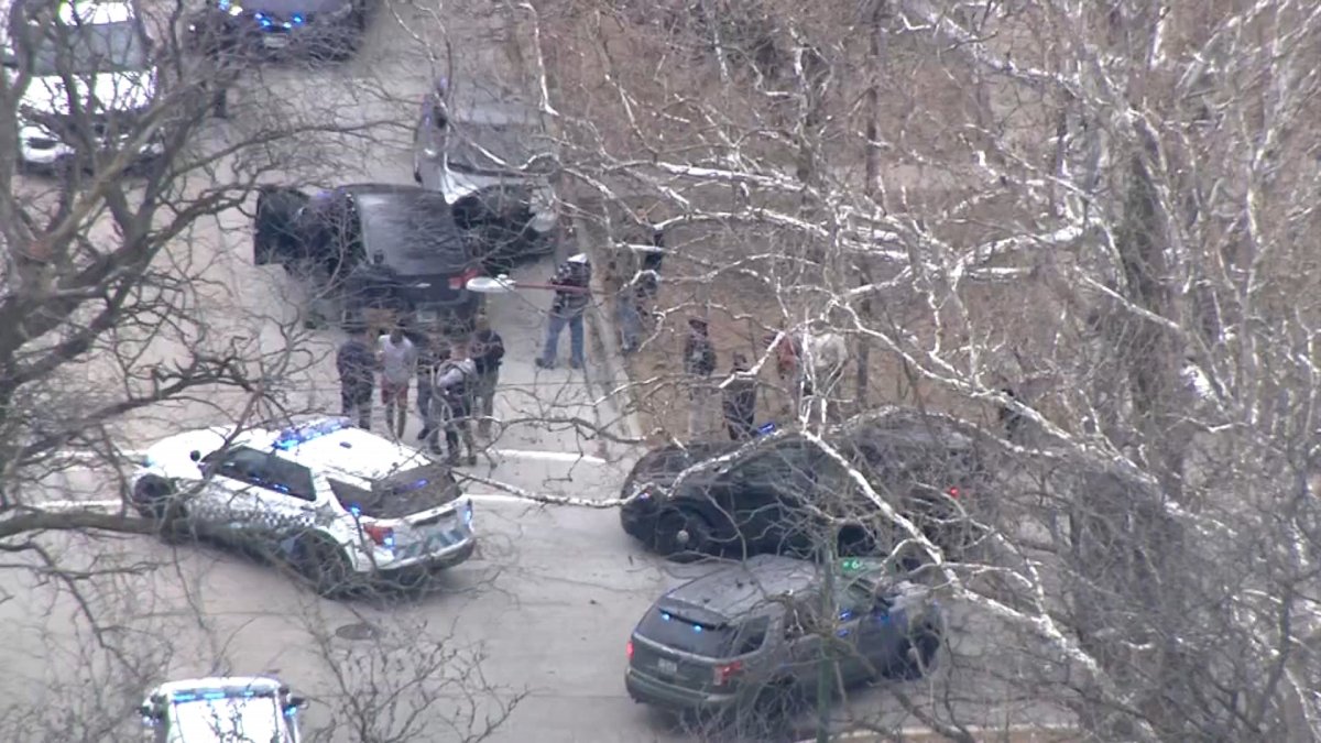 LIVE: Police chase vehicle on multiple Chicago expressways, into city streets