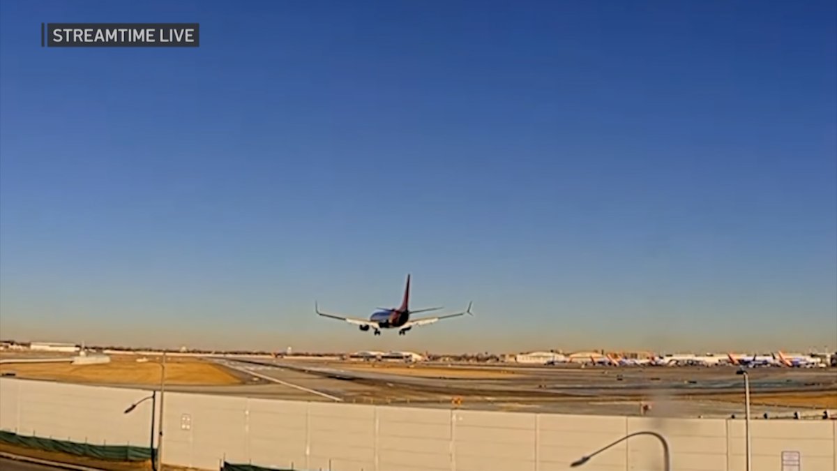 Trump praises pilots of Southwest plane after near miss on Midway Airport runway
