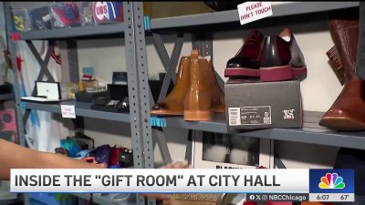 Johnson allows more access to Chicago City Hall ‘gift room'