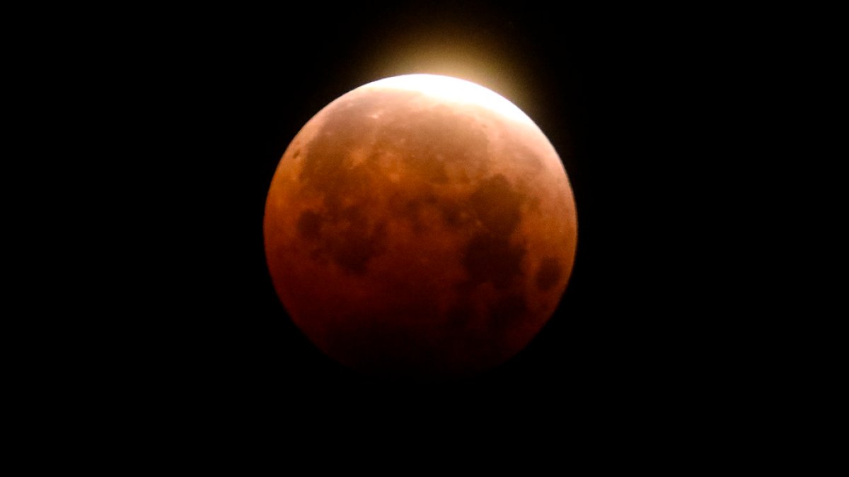 Total lunar eclipse to be visible in Illinois this week. What to know ...