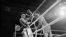 Heavyweight champion George Foreman (r) and Muhammad Ali (l)