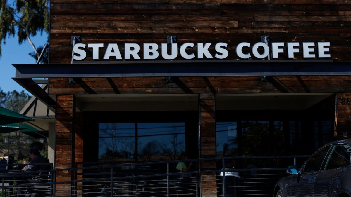 is starbucks open july 4 2025