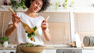 [CNBC] 5 tips for stress-free eating, from a dietitian: ‘One meal won’t make or break your progress’