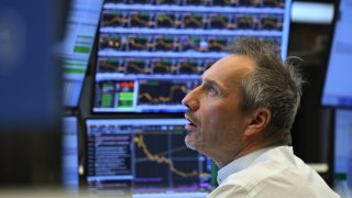 A trader watches his monitors on the trading floor of the Frankfurt Stock Exchange. Photo: Arne Dedert/dpa (Photo by Arne Dedert/picture alliance via Getty Images)