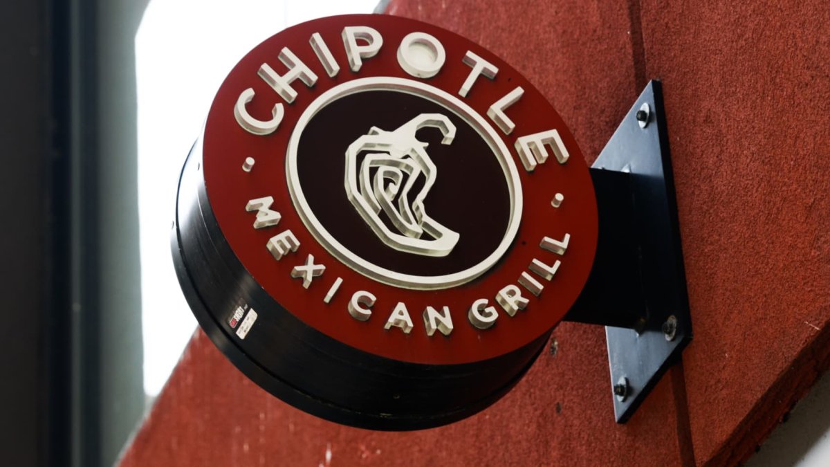 Chipotle pulls peppers from some restaurants for potential tie to salmonella outbreak Chipotle pulls peppers from some restaurants for potential tie to salmonella outbreak