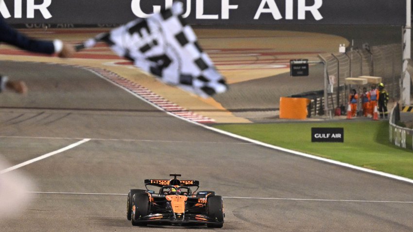 Luca Montezemolo waves the checkred flag for McLaren's Oscar Piastri