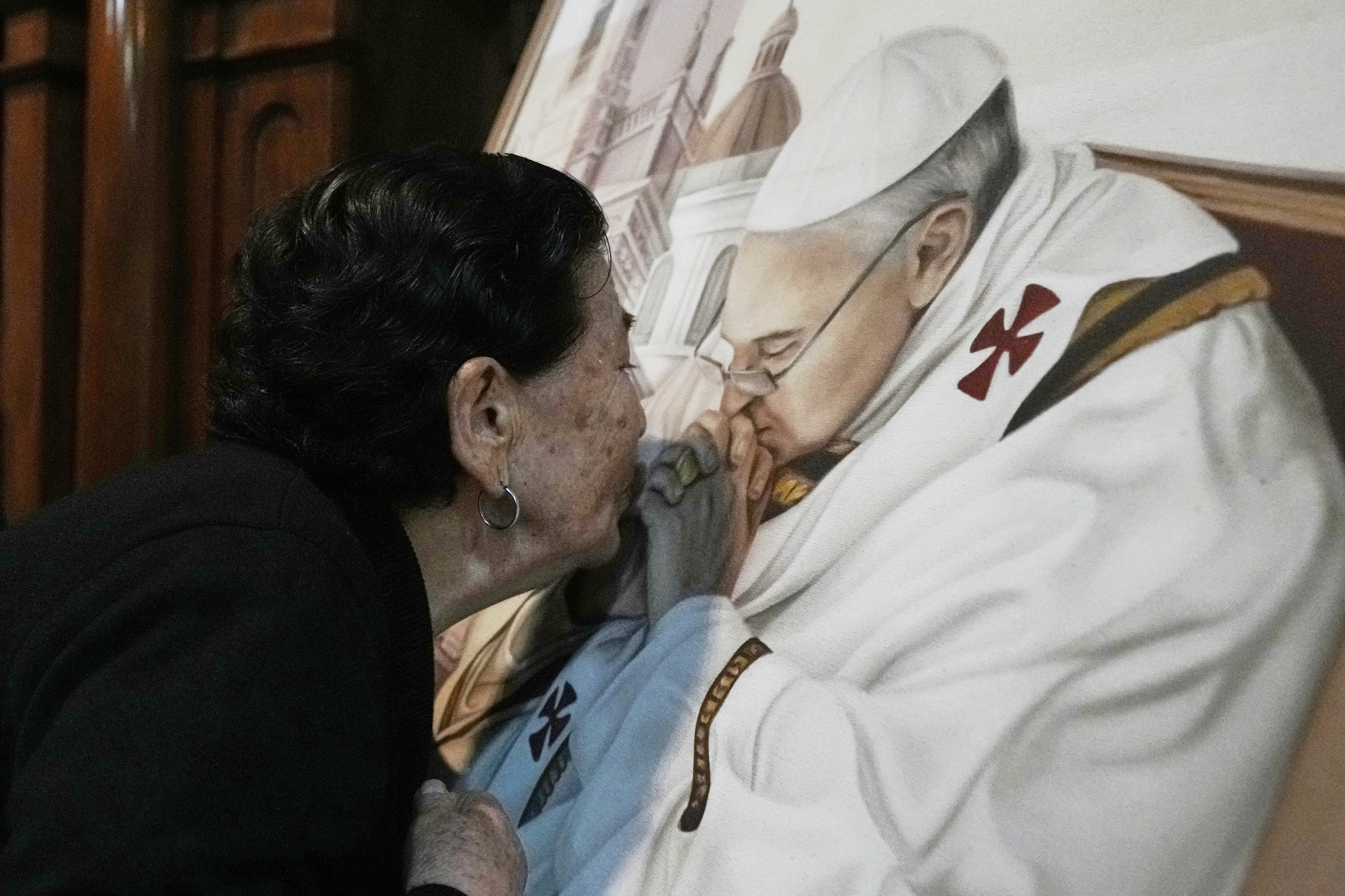 Photos: World reacts to death of Pope Francis