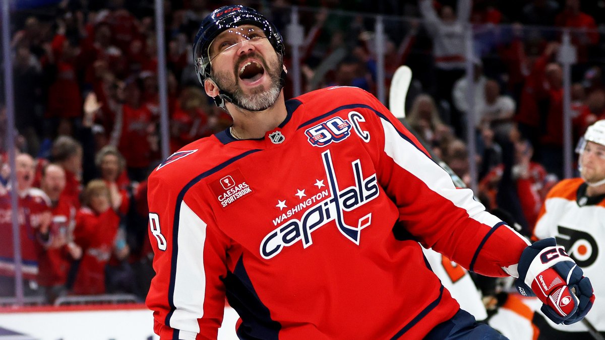 Blackhawks congratulate Alex Ovechkin after he ties Wayne Gretzkys NHL goals record