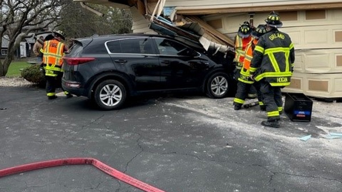 2 injured after car crashes into home in Orland Park