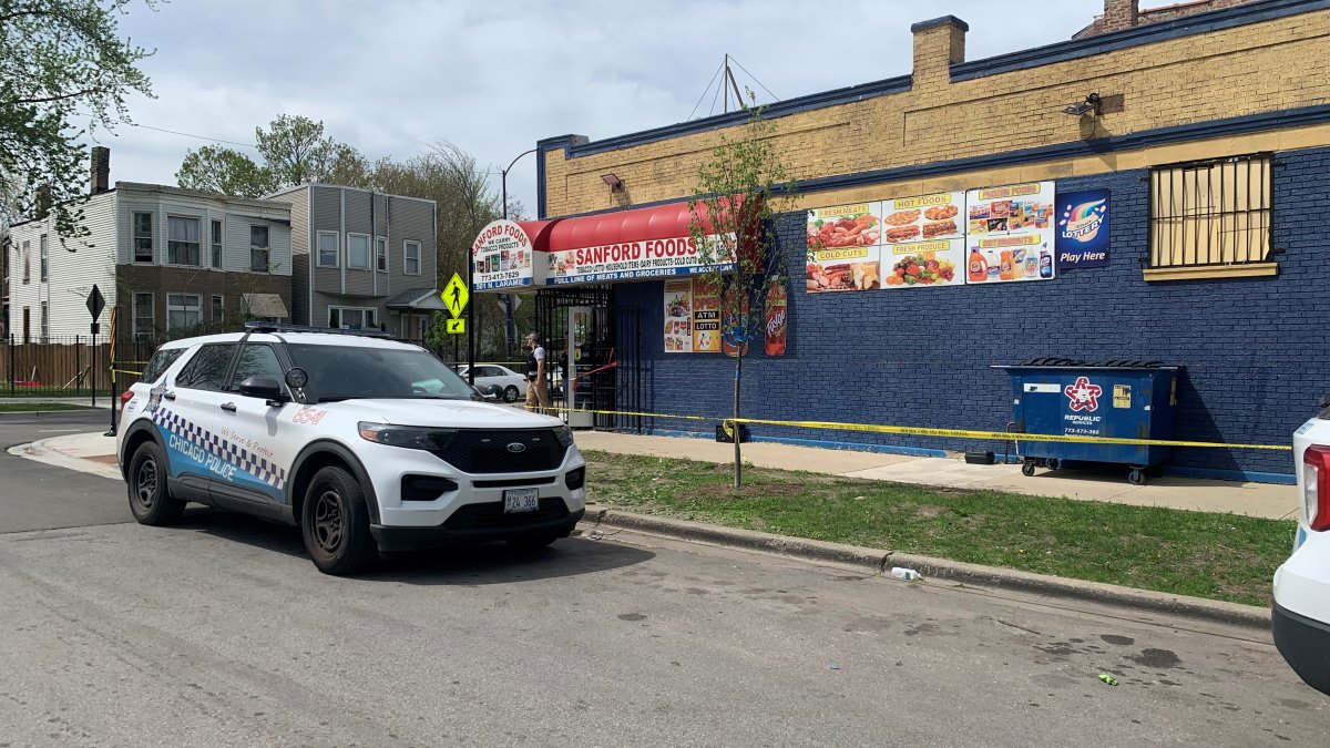 Employee shot to death inside grocery store on Chicagos West Side