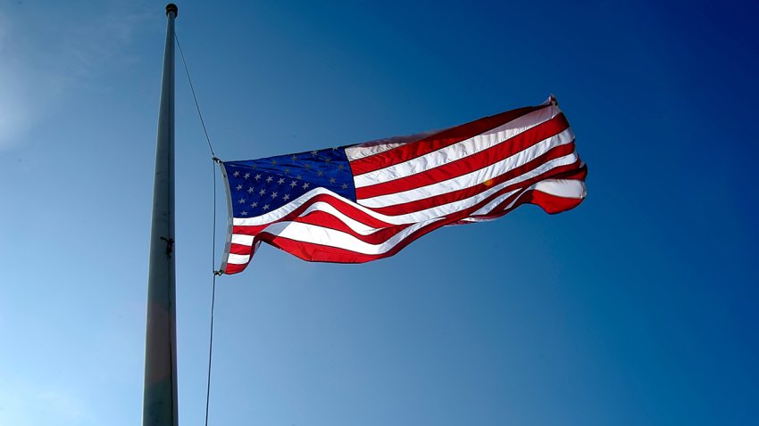 Foto de una bandera de Estados Unidos a media asta.
