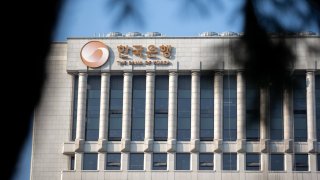 This photo taken on Nov. 24, 2022 shows the building of Bank of Korea BOK in Seoul, South Korea. South Korea’s central bank on Thursday raised its policy rate to curb inflation, delivering six back-to-back rate hikes for the first time. (Photo by Wang Yiliang/Xinhua via Getty Images)