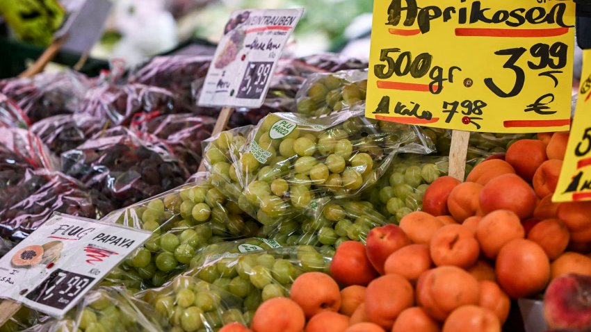 19 May 2025, Berlin: Apricots are sold at a greengrocer for 7.98 euros per kilogram. Grapes and papaya are also on offer.