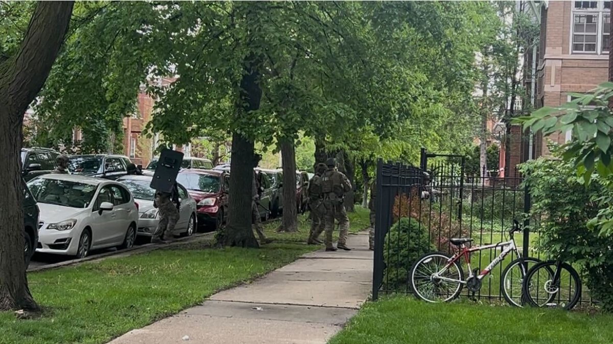 FBI surrounds Chicago home of suspected gunman behind Jewish Museum shooting in D.C.