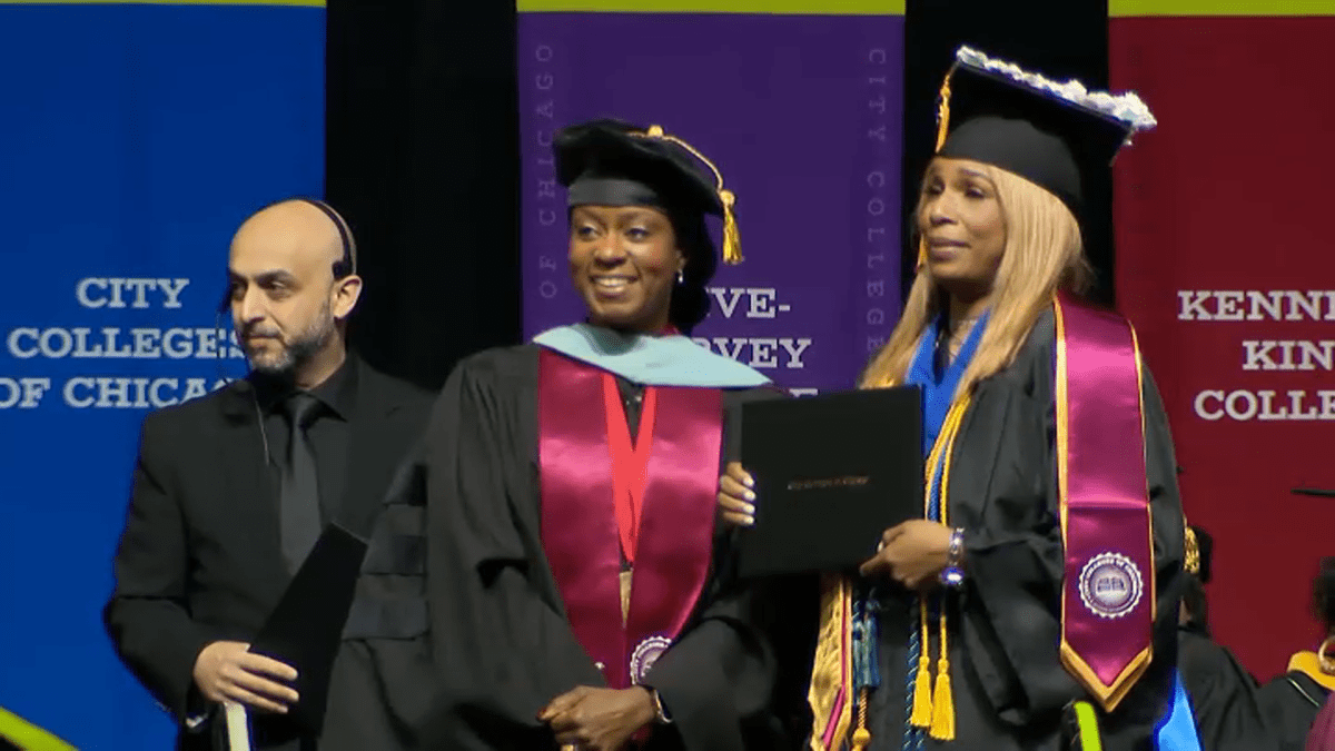 Mom of 5 working 2 jobs graduates college as valedictorian 20 years later