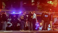 Agentes de policía en el lugar donde dos personas fueron asesinadas a tiros cerca del Museo Judío Capital en Washington, D.C. EFE/EPA/WILL OLIVER