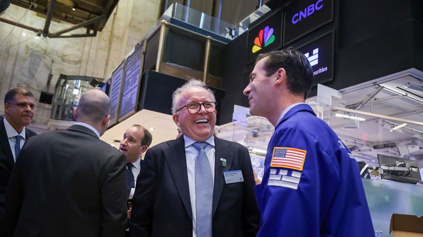 Jerry O’Callaghan, former chairman of JBS SA, center, speaks with a trader on the floor of the New York Stock Exchange in New York, U.S., on Wednesday, June 25, 2025.