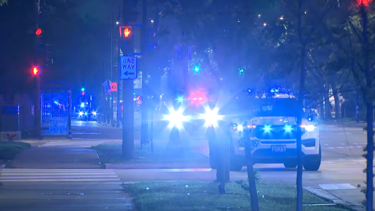 Chicago police officer shot on the citys South Side