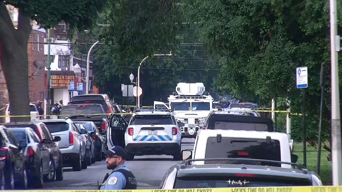 SWAT, Chicago police surround home after car deal leads to fatal shooting; streets closed