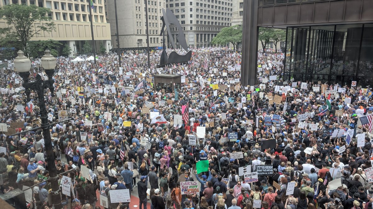 Thousands demonstrate, 1 arrested after ‘No Kings protest in Chicago