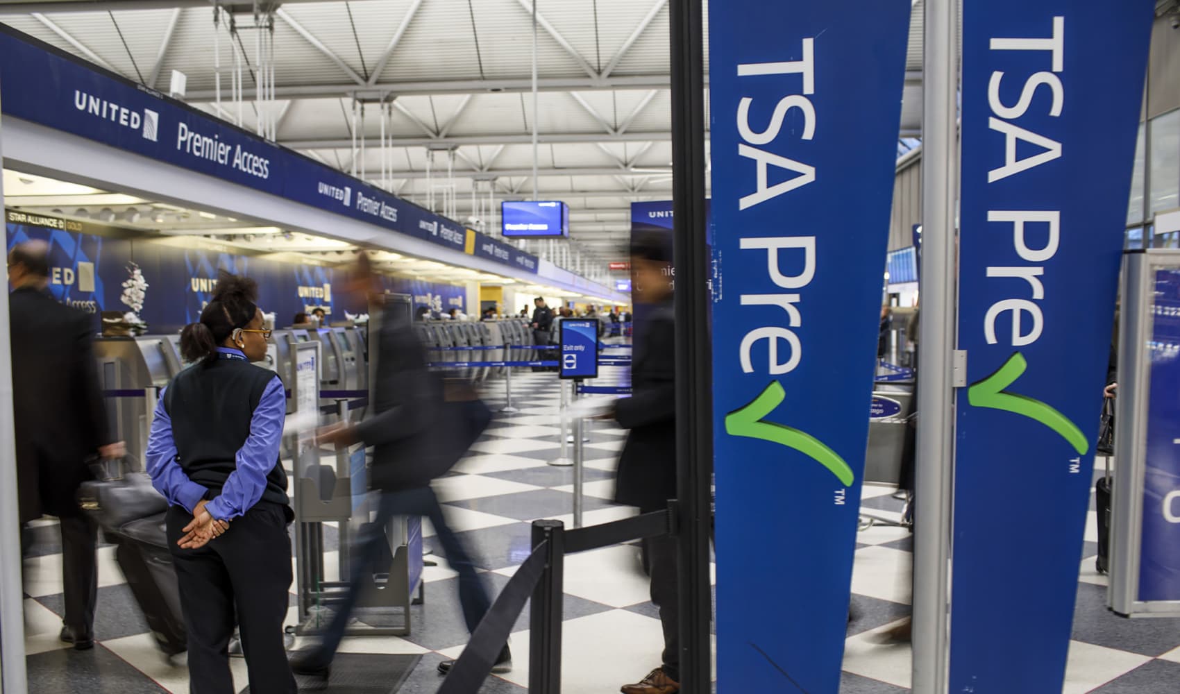 Chicago travelers prepare as Trump pledges to place ICE agents at airports