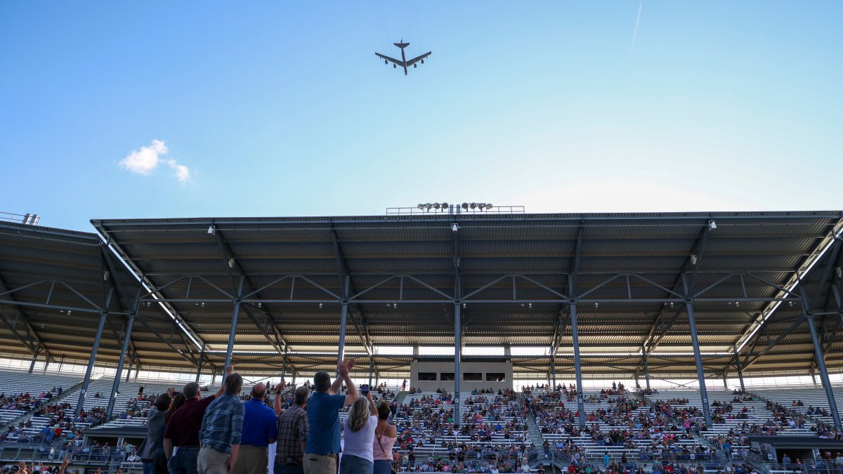 Pilot makes sharp turn to avoid possible mid-air collision, takes to mic to explain
