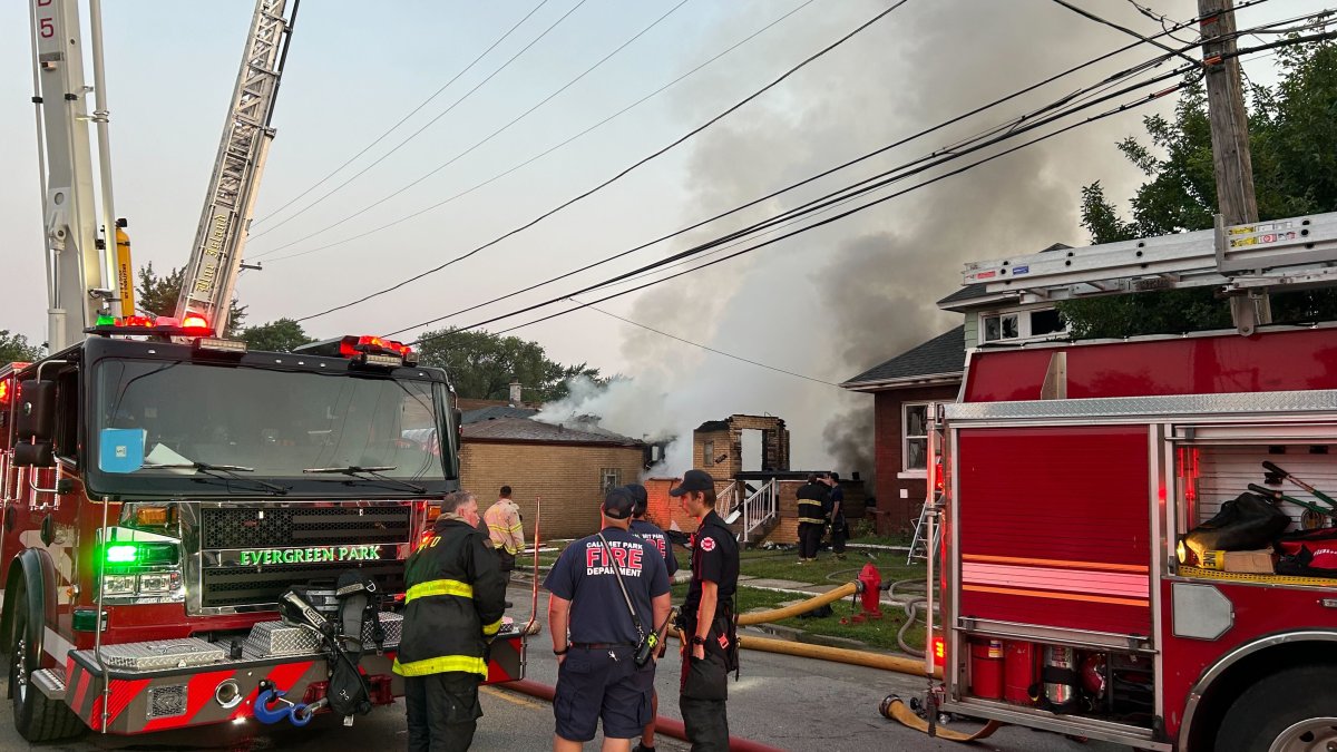 Blue Island blaze destroys home, with black clouds of smoke billowing into air