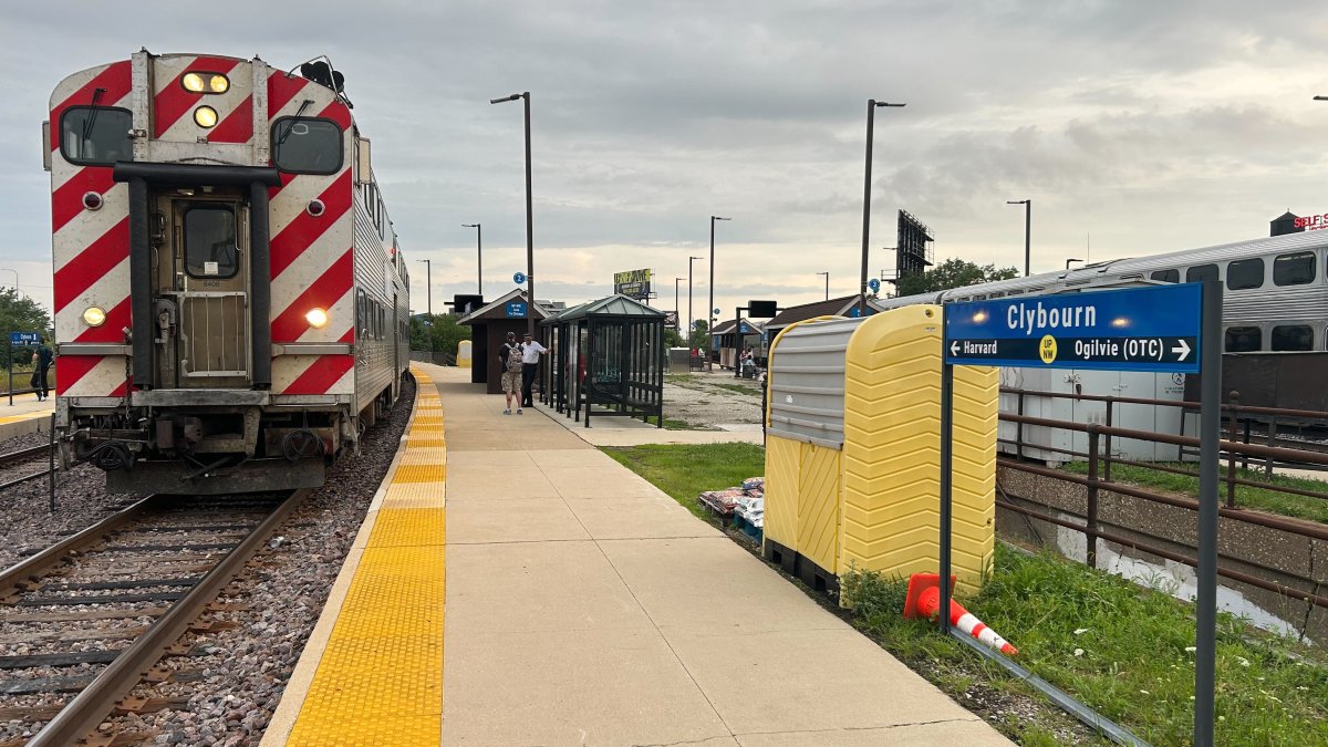 2 Metra lines stopped after vehicle strikes bridge in Chicago; delays expected