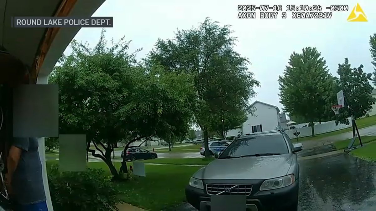 WATCH: Lightning strikes just steps away from police in Chicago suburb