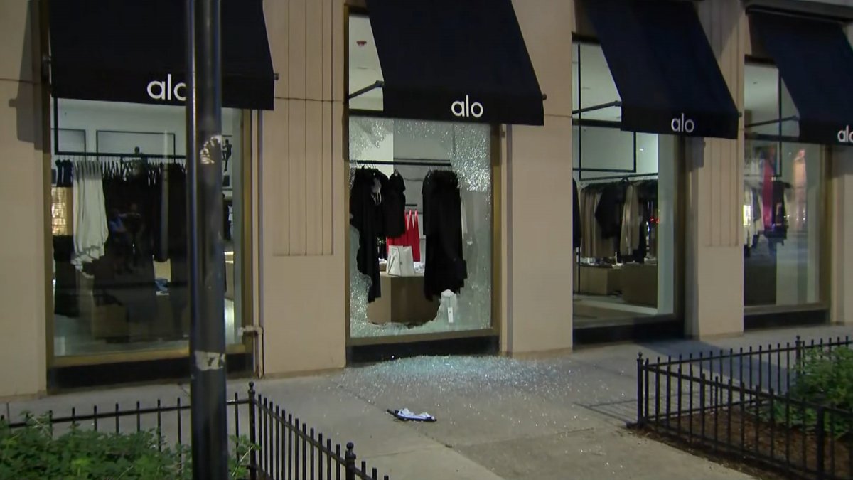 Smash-and-grab burglary targets Alo Yoga store on Mag Mile
