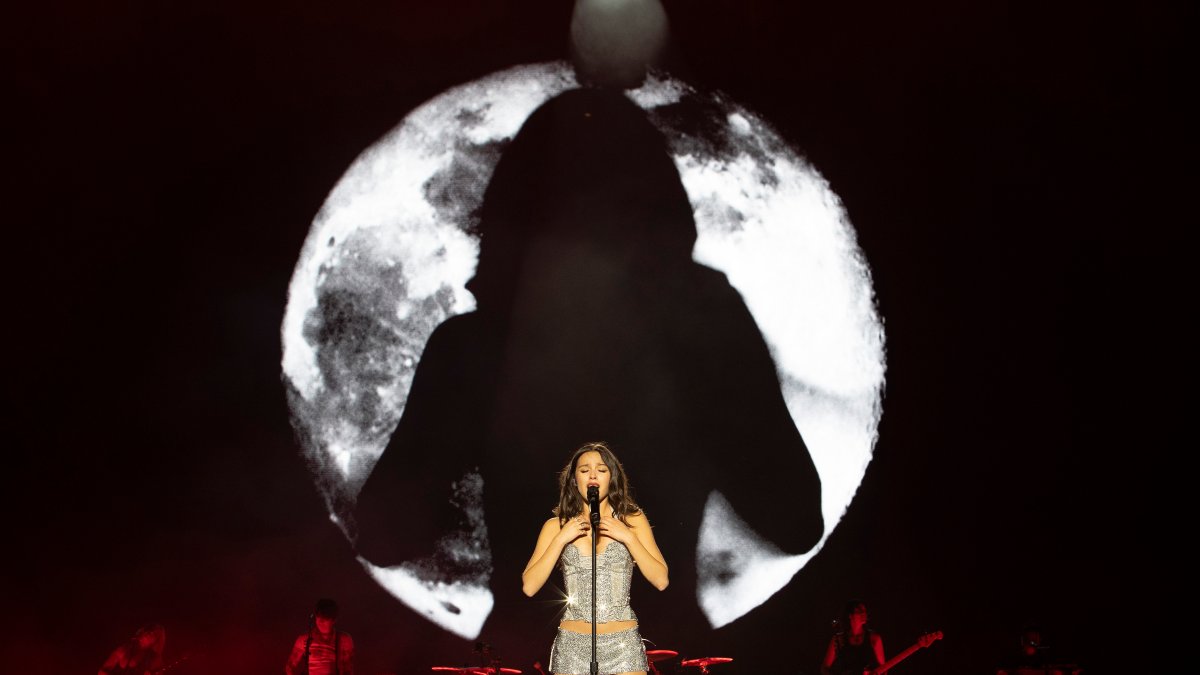 Dad who went viral at Olivia Rodrigos Lolla show explains emotional moment