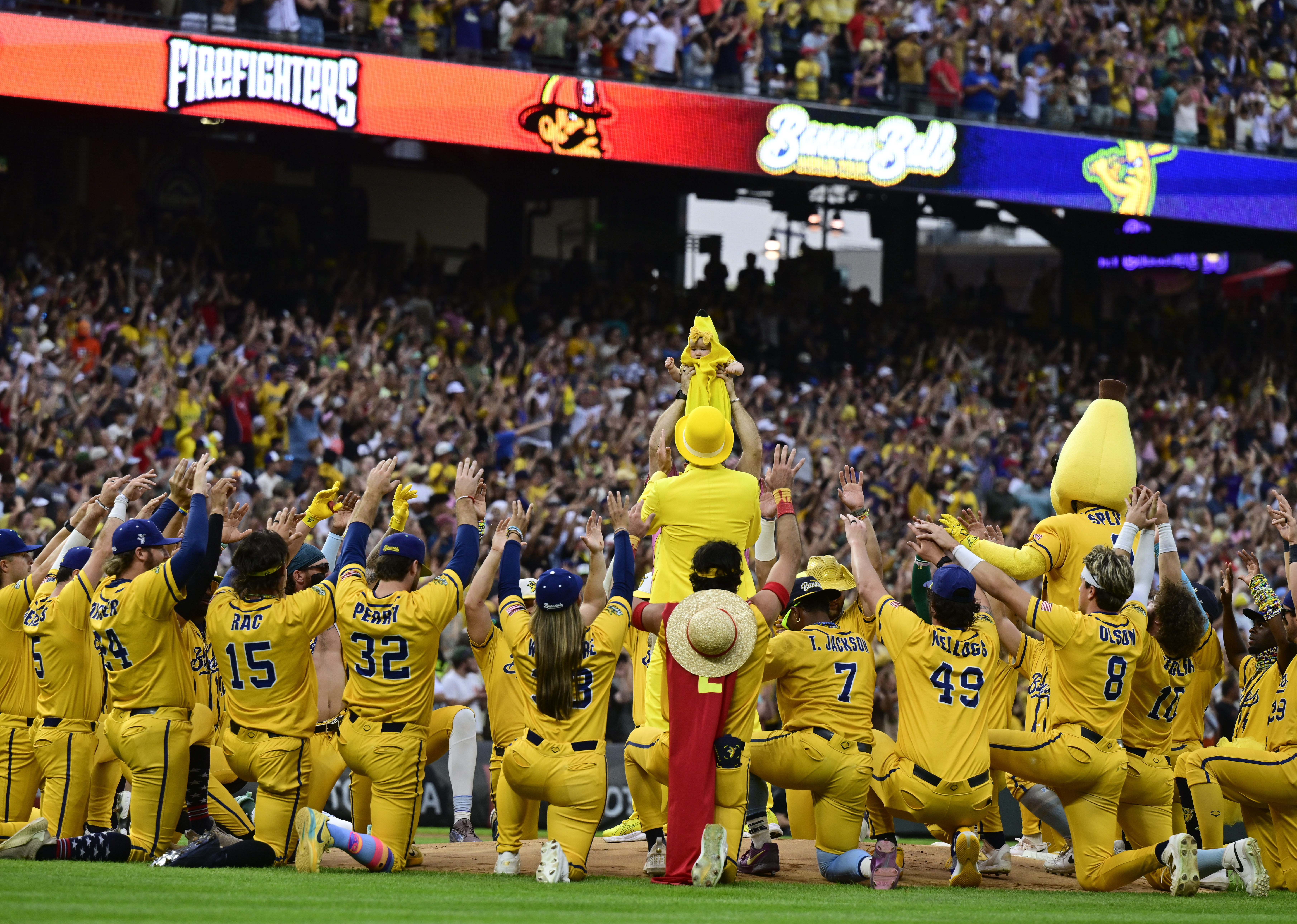 Chance the Rapper, Ozzie Guillen join Savannah Bananas social media fun