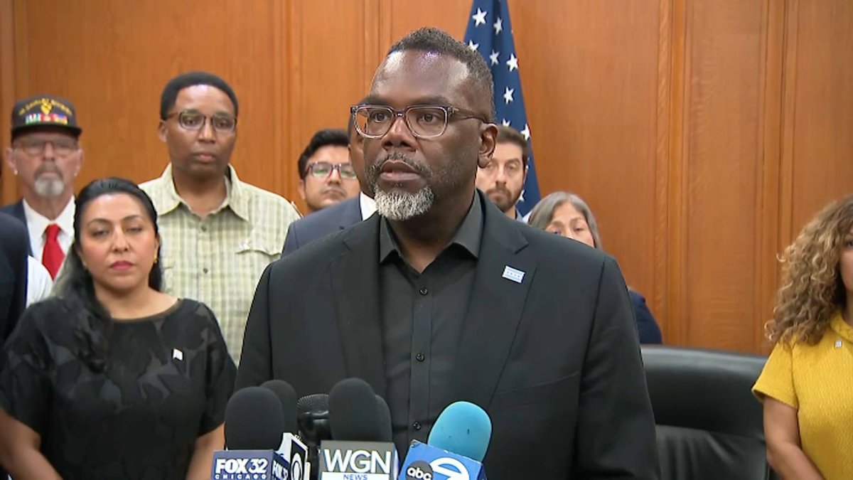 Chicago Mayor Brandon Johnson signs executive order challenging immigration crackdown