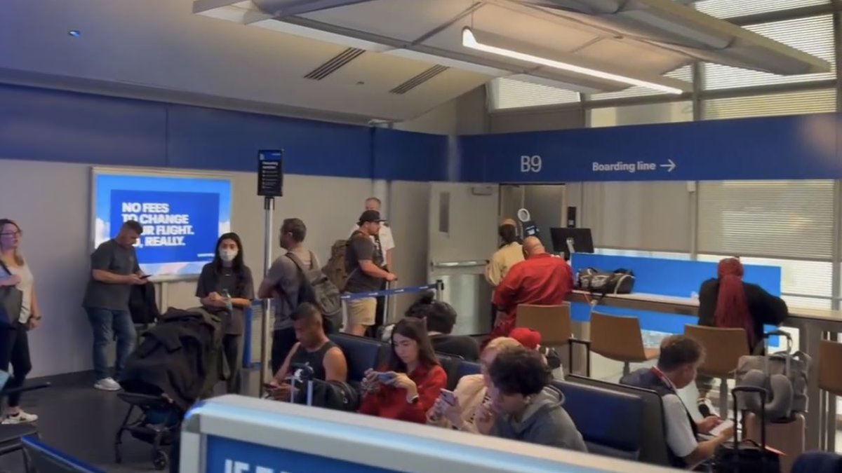 Ground stop halts all United Airlines flights bound for Chicago, other hubs
