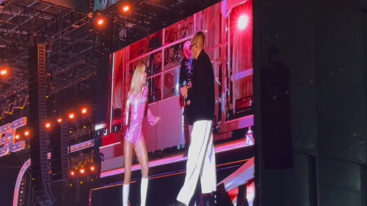 Sabrina Carpenter brings out Earth, Wind & Fire at Lollapalooza