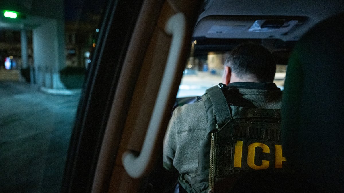 Giannoulias warns ICE after reports of agents illegally swapping, hiding licenses plates