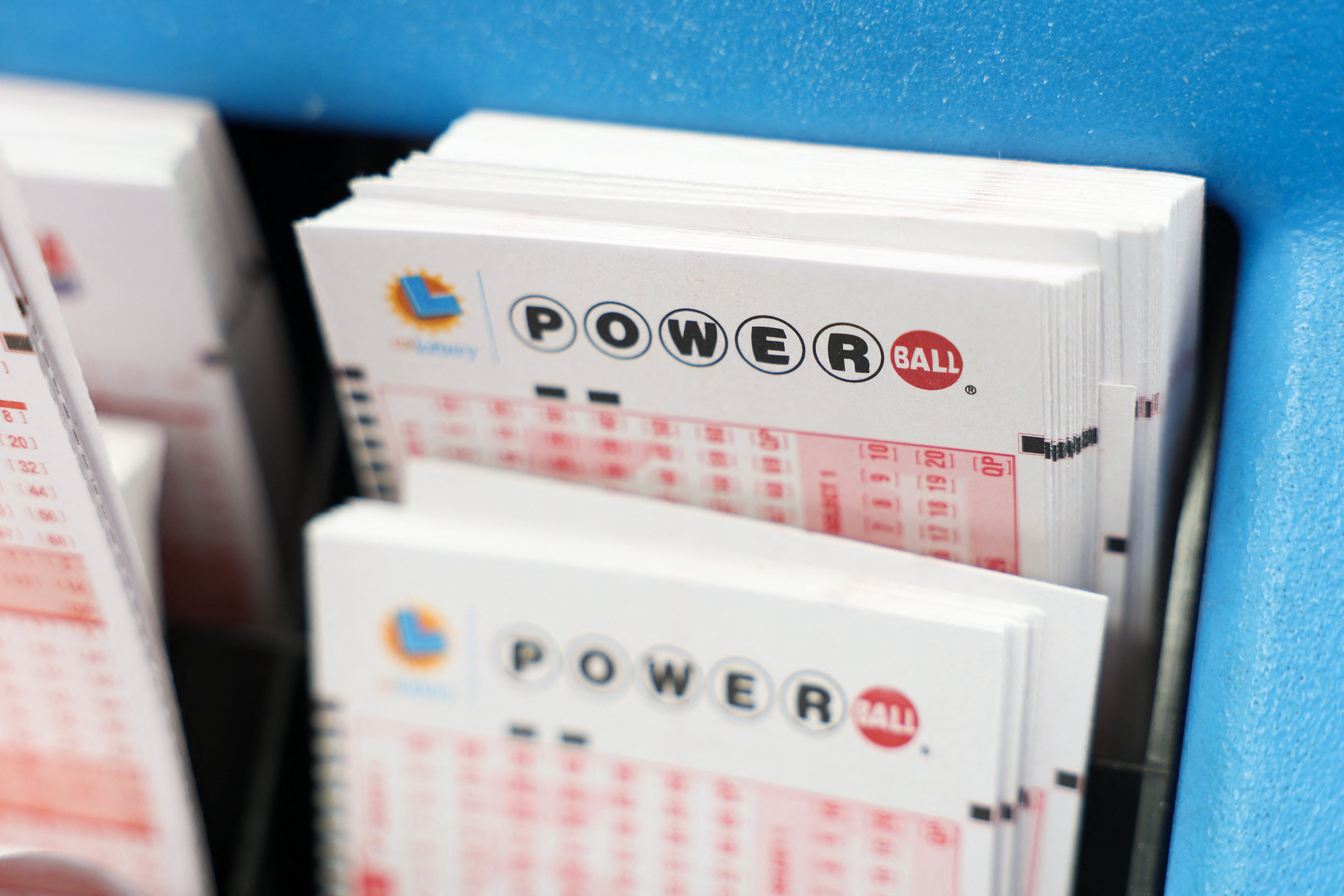 Powerball nears $1 billion after no jackpot winner in Monday night's drawing