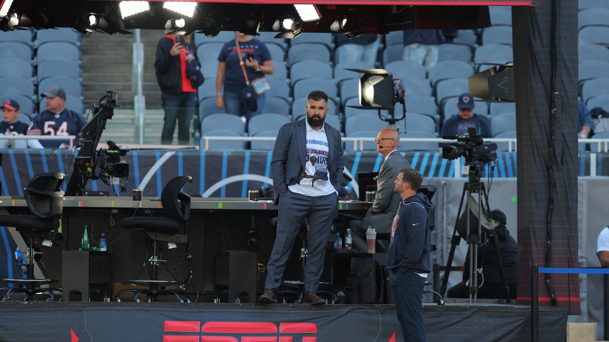 &lsquo;Best apple fritter: Jason Kelce shouts out old-school Chicago donut shop on live TV