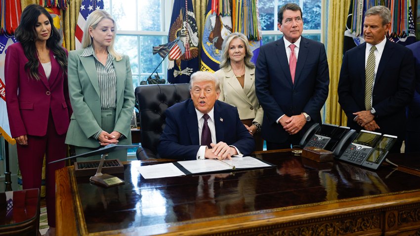WASHINGTON, DC – SEPTEMBER 15:  U.S. President Donald Trump delivers remarks before signing a Presidential Memorandum in the Oval Office on September 15, 2025 in Washington, DC. Trump signed a memorandum that will deploy members of the National Guard and federal law enforcement agencies to Memphis, Tennessee, in an effort to reduce crime in the city. Also pictured from left to right are Secretary of Homeland Security Kristi Noem, Attorney General Pam Bondi, Sen. Marsha Blackburn (R-TN), Sen. Bill Hagerty (R-TN), and Tennessee Gov. Bill Lee (R-TN).  (Photo by Kevin Dietsch/Getty Images)
