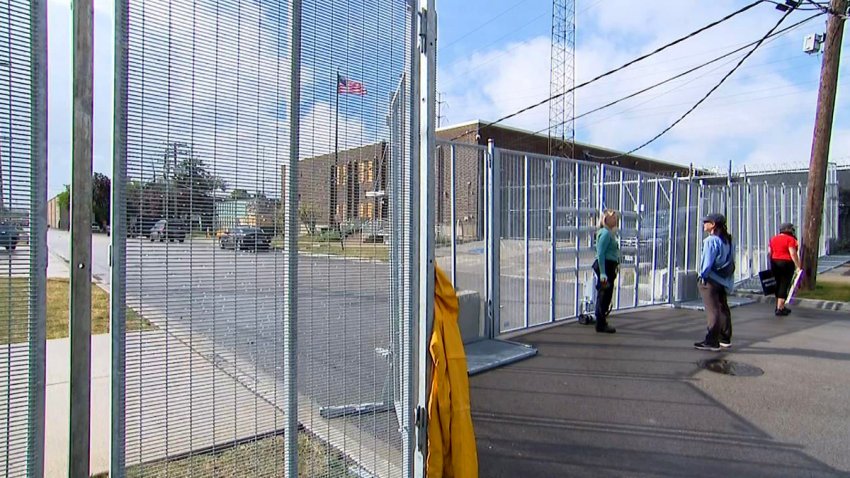 Foto del exterior del centro de procesamiento en Broadview con verjas.