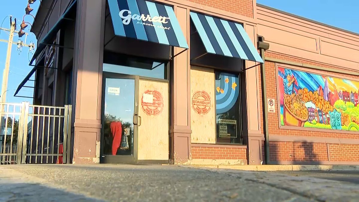 2 suspects sought in Garrett Popcorn Shop burglary