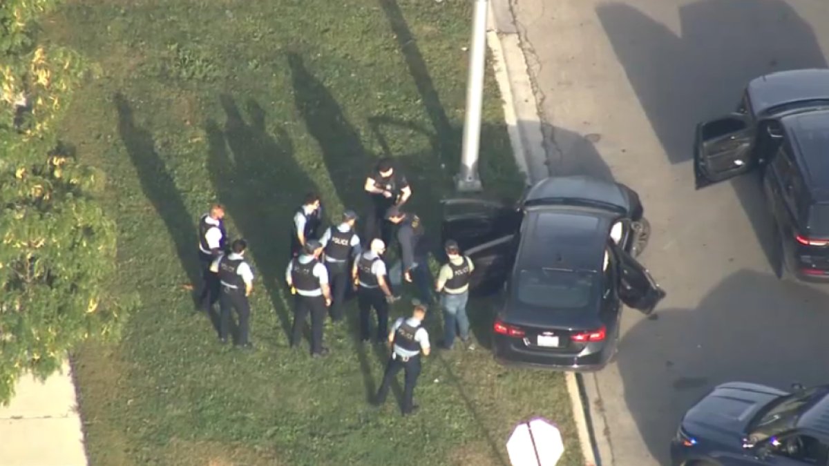Chicago police pursue vehicle on citys Northwest Side