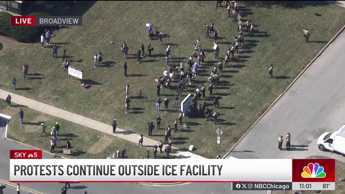 Officers in riot gear, gas masks at Broadview ICE facility protests ...