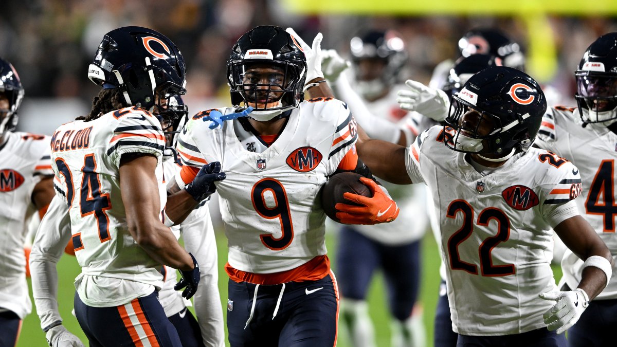 Caleb Williams and the Bears got the better of Jayden Daniels and the Commanders on a final-play score Monday night.