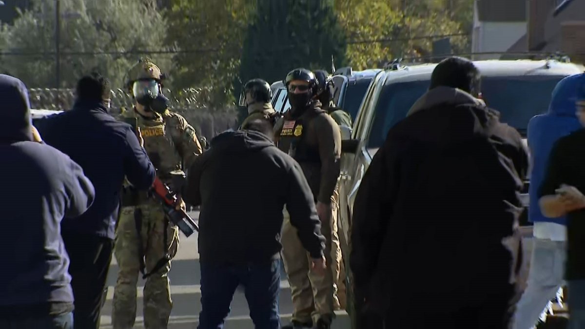 Large group of masked, federal agents leads to chaotic scene in Little Village for 2nd day in a row